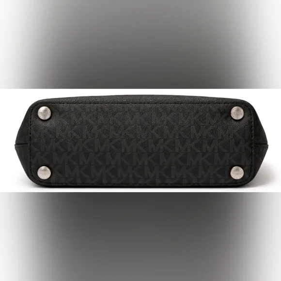 Michael Kors Jet Set Tote - Picture 4 of 5